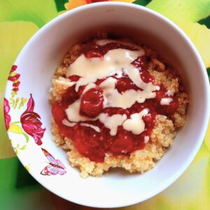 Porridge aus Quinoa mit Beeren und Mandelmus